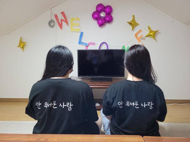 28일 서울 강북구의 셰어하우스에서 은둔고수 프로그램 출신 임영서 활동가(왼쪽)와 정인희 활동가를 만났다. 손성원 기자