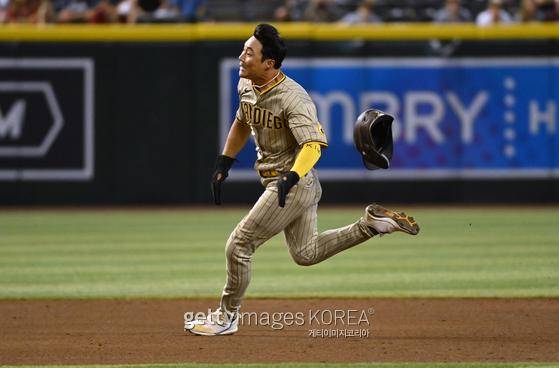 30일(한국시간) 열린 애리조나 다이아몬드백스 원정에서 상대 견제가 빠진 틈을 타 3루까지 내달리고 있는 김하성의 모습. 게티이미지