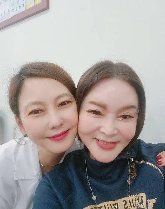 배우 김남주와 최란(오른쪽)