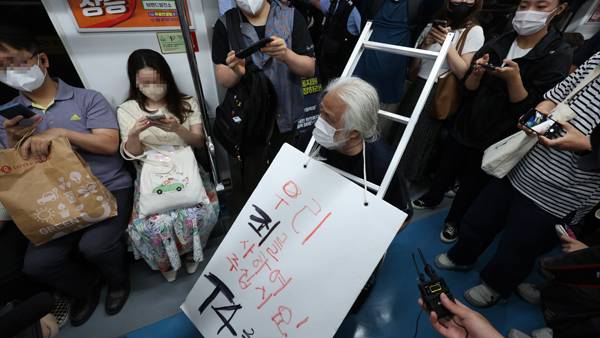 전장연, 장애인권리예산 보장 촉구 지하철 집회 재개 [사진제공 : 연합뉴스]
