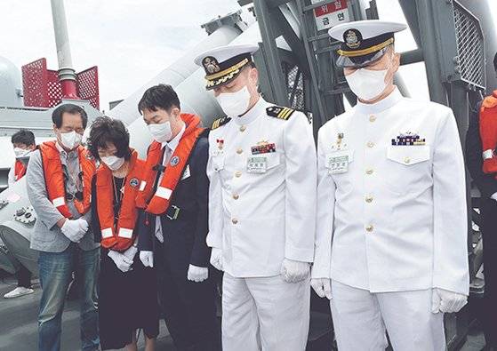 해군은 29일 경기도 평택 제2함대사령부에서 이종호 해군참모총장 주관으로 ‘제2연평해전 승전 20주년 기념식’을 가졌다. 이날 승전 기념식 후 서해상으로 나간 고 윤영하 소령의 유가족과 참전 장병들이 유도탄고속함(PKG) ‘윤영하함’에서 헌화한 뒤 묵념하고 있다. [뉴시스]