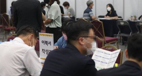 일자리 미스매치로 인해 구인난이 심해지고 있다. 28일 경남 창원시 성산구 창원컨벤션센터에서 열린 ‘2022년 자동차·기계·항공산업 채용박람회’에서 구직자가 이력서를 작성하고 있다. [연합뉴스]