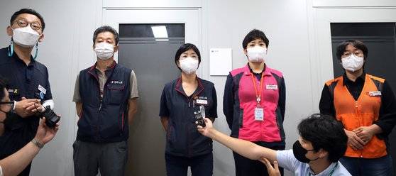 29일 오후 정부세종청사 최저임금위원회 회의실에서 열린 제8차 전원회의 중 근로자위원인 민주노총 박희은 부위원장 등이 공익위원들이 내년도 최저임금을 9천620원을 제시한 것에 반발 회의장을 떠나며 취재진에게 입장을 밝히고 있다. 뉴스1