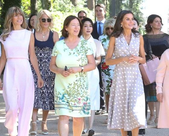 윤석열 대통령 부인 김건희 여사가 29일 오전(현지시간) 스페인 펠리페 6세 국왕 부인 레티시아 왕비를 비롯한 나토 동맹국, 파트너국 정상 배우자들과 산일데폰소궁을 거닐고 있다. 뉴스1