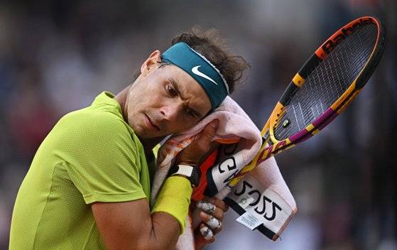 매 포인트마다 수건으로 얼굴을 닦는 나달. [로이터=연합뉴스]