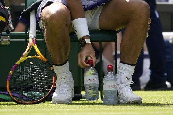 물병을 상표가 코트로 향하게 세운 나달. [AP=연합뉴스]