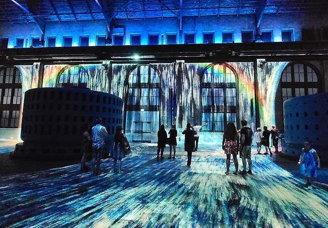 나이아가라 파크 발전소의 미디어 아트 쇼 '커런츠'의 장면.