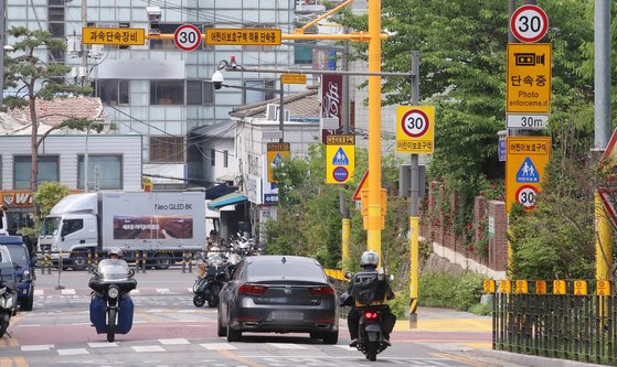 지난달 서울의 한 초등학교 앞 어린이보호구역(스쿨존) 모습. 뉴스1