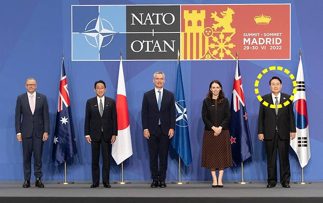 윤석열 대통령이 눈을 감은 순간 찍힌 사진이 북대서양조약기구(NATO·나토) 공식 홈페이지에 올라와 외교적 결례가 아니냐는 지적이 제기되자 대통령실이 나토 측에 수정 요청해 사진이 교체됐다. 윤 대통령이 29일(현지시간) 마드리드 이페마 컨벤션센터에서 아시아 태평양 파트너 4개국 정상, 옌스 스톨텐베르그 나토 사무총장(가운데)과 기념촬영을 하고 있다 .윤 대통령은 기시다 후미오 일본 총리(왼쪽 두번째), 앤서니 앨버니지 호주 총리(왼쪽), 저신다 아던 뉴질랜드 총리(오른쪽 두 번째)와 함께 북대서양조약기구 정상회의에 아시아 태평양 파트너 4개국 자격으로 초청됐다. [사진 나토 홈페이지]