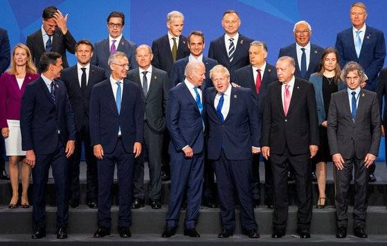 조 바이든 미국 대통령 등 정상들이 29일(현지시간) 나토 정상회의에서 단체 사진을 촬영하고 있다. [로이터=연합뉴스]