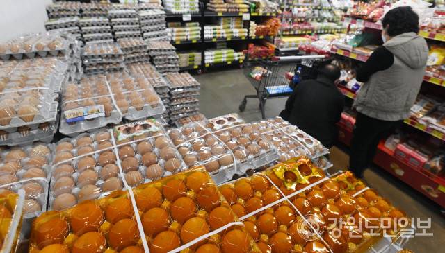 2일 춘천의 한 대형마트에서 시민들이 장을 보고 있다. [강원도민일보 자료사진]