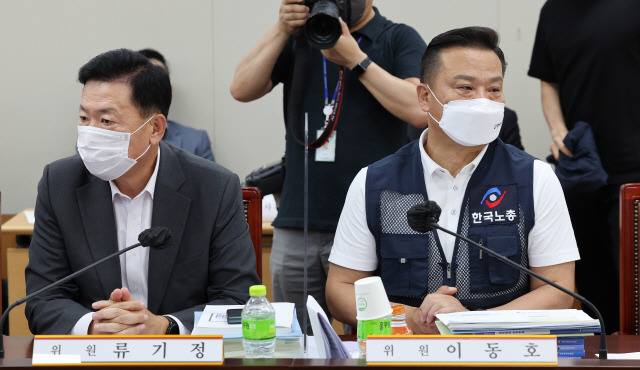 ▲ 28일 오후 세종시 정부세종청사 최저임금위원회 회의실에서 열린 제7차 전원회의에서 사용자위원인 류기정 한국경영자총협회 전무(왼쪽)와 근로자위원인 이동호 한국노총 사무총장이 자리해 서로 다른 곳을 바라보고 있다. [연합뉴스]
