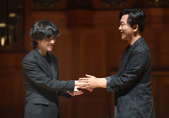 피아니스트 임윤찬(왼쪽)이 한예종 서초캠퍼스에서 열린 기자간담회에서 피아니스트 손민수 교수와 인사하고 있다. (2022.06.30.)