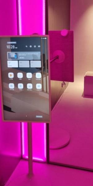 무신사 스탠다드 강남은 라이브 피팅룸에 이동형 디스플레이 ‘LG 스탠바이미’를 설치하고 조명색을 바꿀 수 있도록 했다. 영상=한경닷컴 오정민 사진=오정민 한경닷컴 기자