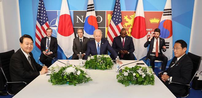 윤석열 대통령, 조 바이든 미국 대통령, 기시다 후미오 일본 총리(왼쪽부터)가 29일(현지시간) 스페인 마드리드 이페마컨벤션센터에서 한·미·일 정상회담을 하고 있다. 마드리드 | 연합뉴스