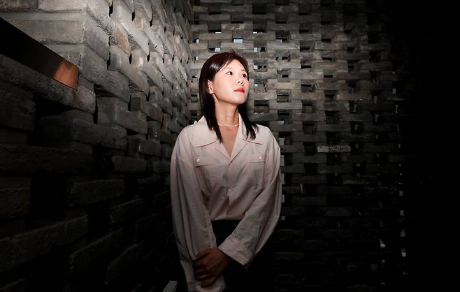 지난 17일 서울 마포구 합정동 은행나무 출판사에서 여성과 퀴어가 느끼는 일상의 공포와 불안을 그린 소설집 <빈 쇼핑백에 들어 있는 것>을 펴낸 소설가 이종산을 만났다. 이준헌 기자