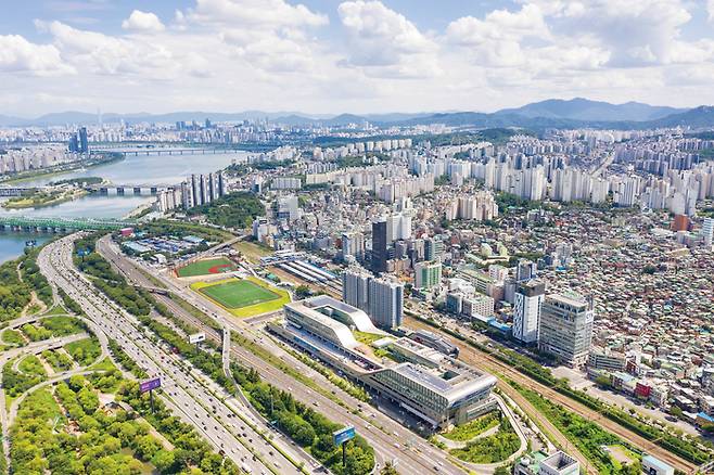 서울 동작구 노량진 수산시장은 한강을 흙으로 메운 땅에 들어섰다. 왼쪽 운동장이 옛 수산시장 자리다. 서울역사박물관 제공