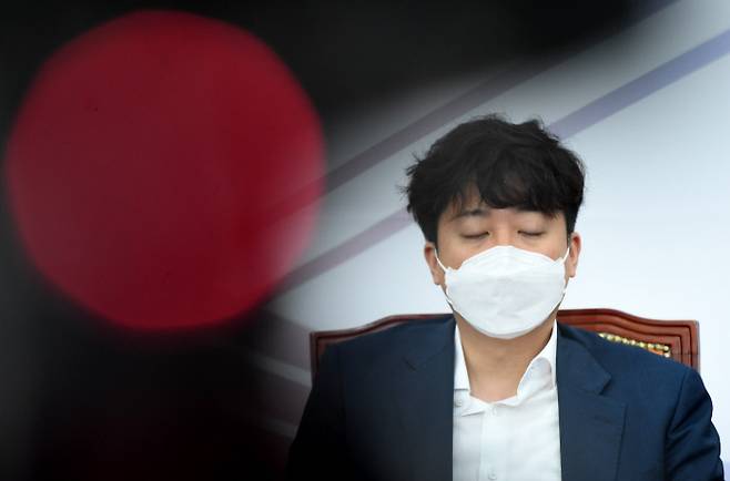 이준석 국민의힘 대표가 16일 오전 서울 여의도 국회에서 열린 최고위원회의에서 생각에 잠겨 있다. 국회사진기자단
