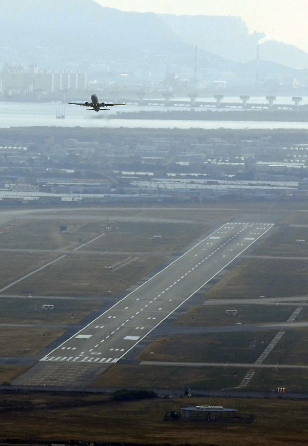 신어산에서 바라본 김해공항. 국제신문DB