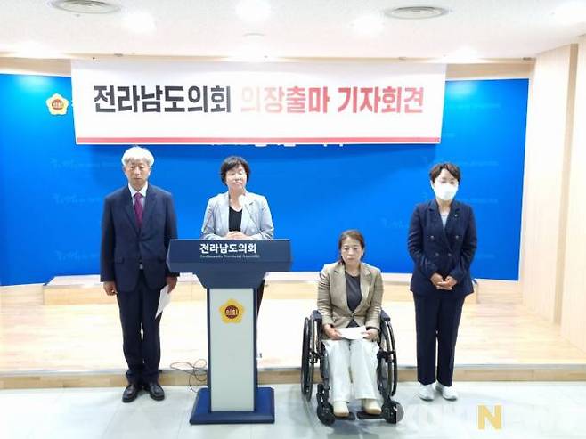 진보당 전남도당과 정의당 전남도당은 지난 28일 전남도의회에서 기자회견을 열고 ‘진보당 오미화 당선인이 제12대 전반기 전남도의회 의장 선거에 출마한다’고 밝혔다.[사진=진보당 전남도당]