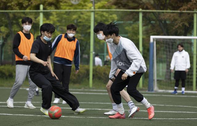 수원제일교회 대학청년부 성도들이 지난 4월 축구 모임에서 마스크를 낀 상태로 축구를 하고 있다. 수원제일교회 제공