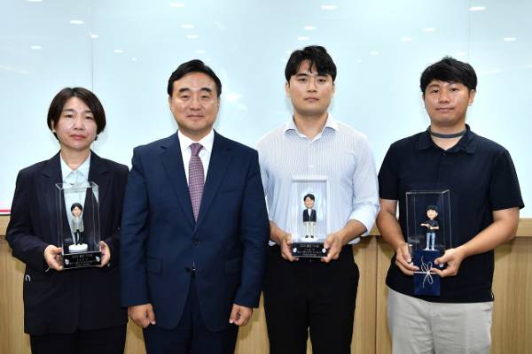 국민일보 자문위원회는 29일 서울 여의도 국민일보에서 좋은 기사상 시상식을 열었다. 강주화 기자, 안광복 청주상당교회 목사, 이성훈 최민석 기자(왼쪽부터). 장진현 포토그래퍼