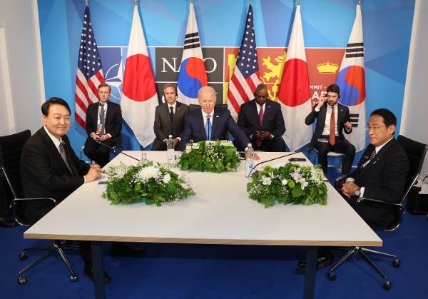 윤석열 대통령이 29일(현지시간) 스페인 마드리드 전시컨벤션센터(IFEMA)에서 열린 한·미·일 정상회담에 참석하고 있다. 윤 대통령은 이 자리에서 “한·미·일 협력이 세계 평화와 안정을 위한 중요한 중심축으로 자리매김할 수 있기를 기대한다”고 말했다. 한·미·일 정상회담이 열린 것은 문재인정부 초기인 2017년 9월 유엔총회 이후 4년9개월 만이다. 연합뉴스