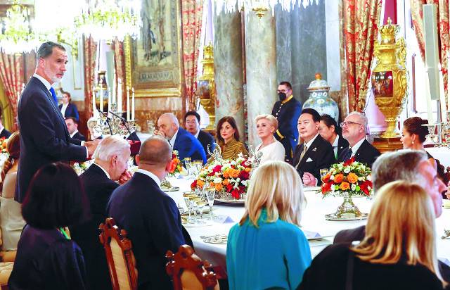 북대서양조약기구(NATO·나토) 정상회의 참석차 스페인 마드리드를 방문 중인 윤석열 대통령이 28일(현지시간) 마드리드 왕궁에서 열린 환영 만찬에 참석해 만찬 주최자인 펠리페 6세의 인사말을 듣고 있다. EPA연합뉴스