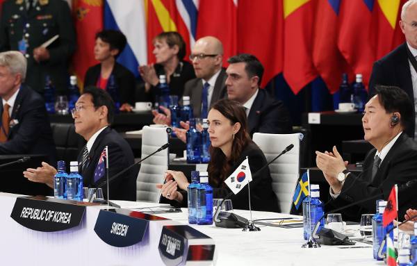 윤석열 대통령과 기시다 후미오 일본 총리가 29일 스페인 마드리드 이페마(IFEMA) 컨벤션센터에서 열린  북대서양조약기구((NATO·나토) 동맹국·파트너국 정상회의에 참석해 있다. 연합뉴스