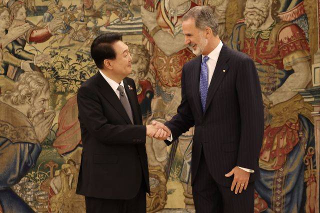 북대서양조약기구(NATO·나토) 정상회의 참석을 위해 스페인을 방문 중인 윤석열 대통령이 29일(현지시간) 마드리드  사르수엘라궁에서 펠리페 6세 스페인 국왕과 악수하고 있다. 연합뉴스