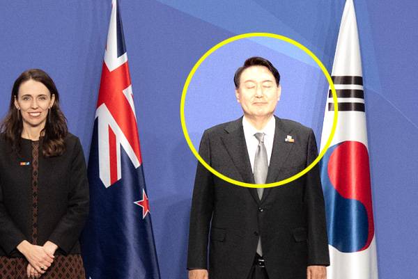 북대서양조약기구((NATO·나토) 정상회의 참석을 위해 스페인을 방문한 윤석열 대통령이 29일(현지시간) 마드리드 이페마 컨벤션센터에서 아시아 태평양 파트너 4개국 정상 및 나토 사무총장과 기념촬영을 하고 있다. 나토 공식 홈페이지에는 홀로 눈을 감은 채 찍힌 윤 대통령 사진이 올라와 있다. 왼쪽은 저신다 아던 뉴질랜드 총리. 나토 공식 홈페이지