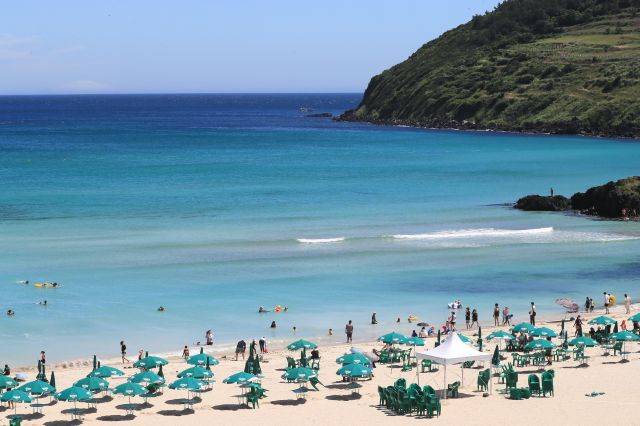 정식 개장을 하루 앞둔 제주도 조천읍 함덕해수욕장에 30일 오전 천막과 파라솔이 세워져 있다. 연합뉴스