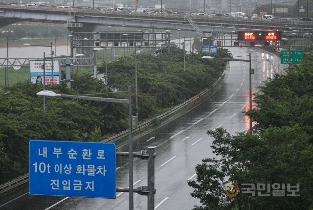 30일 서울 성동구 용비교에서 통제되고 있는 동부간선도로의 모습이 보이고 있다.