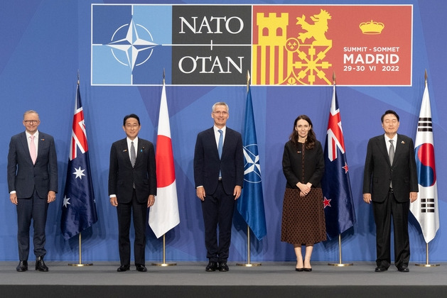 북대서양조약기구((NATO·나토) 정상회의 참석을 위해 스페인을 방문한 윤석열 대통령이 29일(현지시간) 마드리드 이페마 컨벤션센터에서 아시아 태평양 파트너 4개국 정상 및 나토 사무총장과 기념촬영을 하고 있다. 대통령실의 정정 요청 이전 나토 공식 홈페이지에는 홀로 눈을 감은 채 찍힌 윤 대통령 사진이 올라와 있었다. 나토 공식 홈페이지