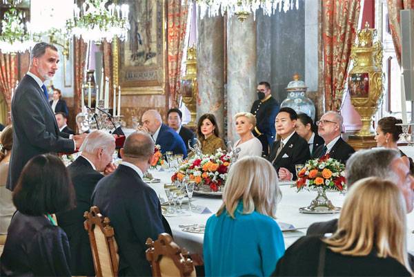 나토 정상회의 참석차 스페인 마드리드를 방문 중인 윤석열 대통령이 28일(현지시간) 마드리드 왕궁에서 열린 스페인 국왕 주최 갈라 만찬에 참석해 펠리페 6세 국왕(일어선 사람)의 연설을 듣고 있다. [EPA = 연합뉴스]