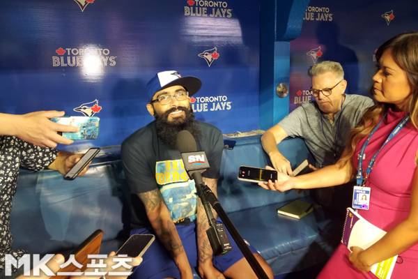 로모가 취재진과 인터뷰를 갖고 있다. 사진(캐나다 토론토)= 김재호 특파원