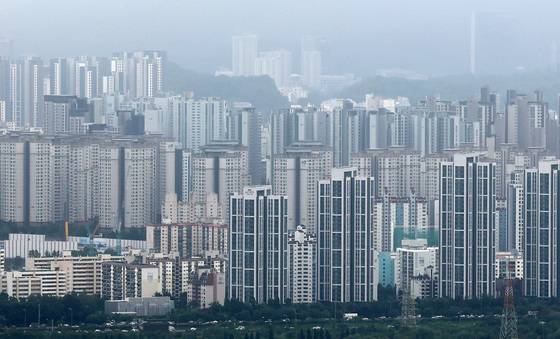 (서울=뉴스1) 조태형 기자 = 정부가 지난 6·21 대책에서 발표한 '분양가 제도 운영 합리화 방안'의 후속 조치로 '공동주택 분양가격의 산정 등에 관한 규칙' 개정안과 '정비사업 등 필수 발생비용 산정기준' 제정안에 대한 입법·행정예고를 29일부터 시행한다. 이번 개정을 통해 정비사업 추진과정에서 발생하는 필수 소요 경비를 공공택지 외의 택지에 적용되는 택지 가산비에 추가한다. 이번 개정안은 법제처 심사를 거쳐 7월 중순부터 시행될 예정이다.  사진은 서울 시내 아파트 단지의 모습. 2022.6.29/뉴스1