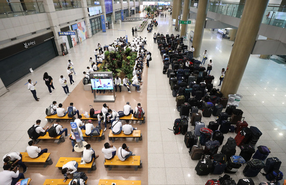 (인천공항=뉴스1) 송원영 기자 = 항공 수요가 빠르게 회복되어 인천국제공항 이용객은 다음 달 초 무렵에는 하루 5만 명을 돌파할 것으로 보인다. 이런 가운데 신종 코로나바이러스 감염증(코로나19)으로 인해 중단했던 기내용 담요 제공 등 각종 서비스도 재개될 전망이다. 사진은 29일 인천국제공항 제1터미널 입국장 모습. 2022.6.29/뉴스1