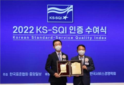 이호준 신한저축은행 부사장(사진 왼쪽)과 강명수 한국표준협회 회장(오른쪽)이 '2022 한국서비스품질지수 평가' 인증 수여식에서 기념촬영을 하고 있다/사진제공=신한저축은행