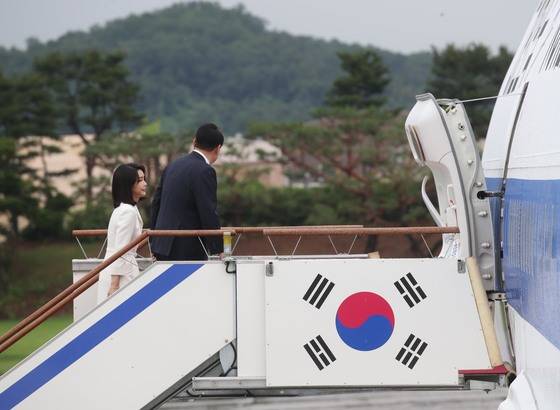 (성남=뉴스1) 안은나 기자 = 윤석열 대통령이 27일 오후 경기 성남 서울공항에서 나토(NATO, 북대서양조약기구) 정상회의 참석차 출국하기 위해 김건희 여사와 함께 공군 1호기에 탑승하고 있다. (대통령실사진기자단) 2022.6.27/뉴스1