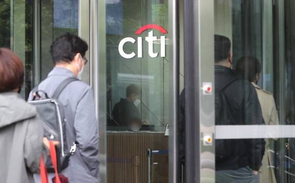 한국씨티은행은 해당 대출금의 대환을 위해 KB국민은행·토스뱅크와 제휴를 맺어 기존 고객의 '대출 갈아타기'를 돕는다. 사진은 서울 종로구 새문안로 한국씨티은행 본사./사진=뉴스1