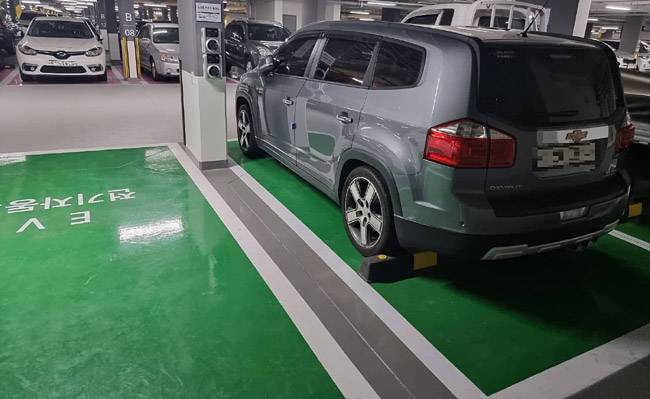 서울시에 들어온 전기차 충전방해 신고 사례. 전기차가 아닌 내연기관차가 전기차 충전 전용 구역에 주차돼 있다. 서울시 제공