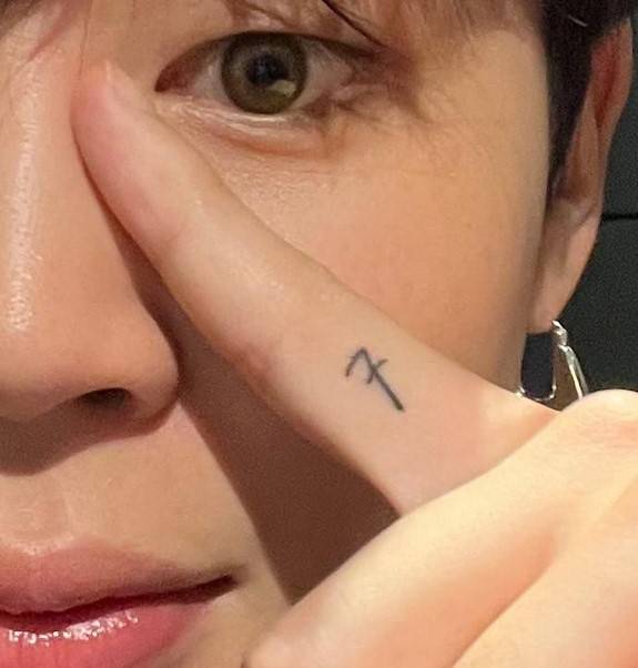 BTS 지민이 팬 커뮤니티 플랫폼 ‘위버스’에 올린 손가락 타투 사진.