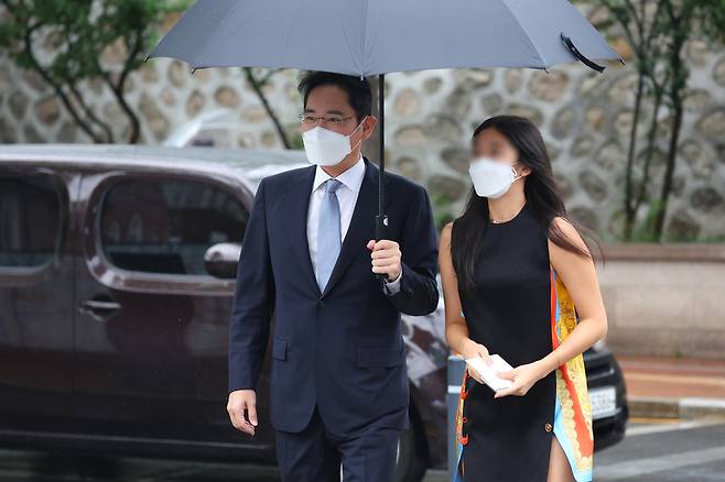 이재용 삼성전자 부회장이 27일 정의선 현대차그룹 회장 장녀 진희씨 결혼식이 열리는 서울 중구 정동교회로 딸과 함께 들어가고 있다. [연합]