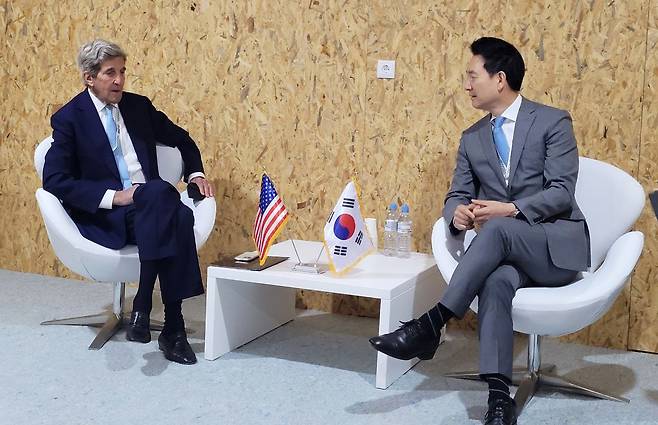 존 케리 미국 기후특사와 양자 면담하는 장성민 대통령실 정책조정기획관. [연합]