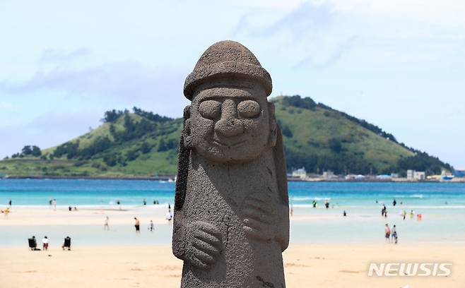 [제주=뉴시스] 우장호 기자 = 제주시 한림읍 금능해수욕장을 찾은 피서객들이 물놀이를 하며 더위를 식히고 있다. 2022.06.26. woo1223@newsis.com