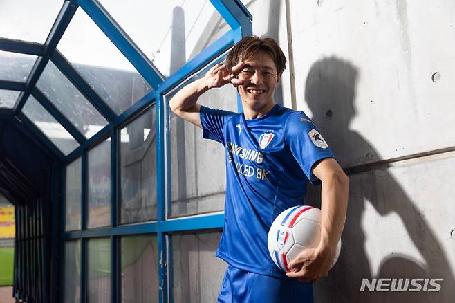 [서울=뉴시스]프로축구 11위 수원, 日국가대표 출신 사이토 마나부 영입 (사진 = 수원 삼성 제공)