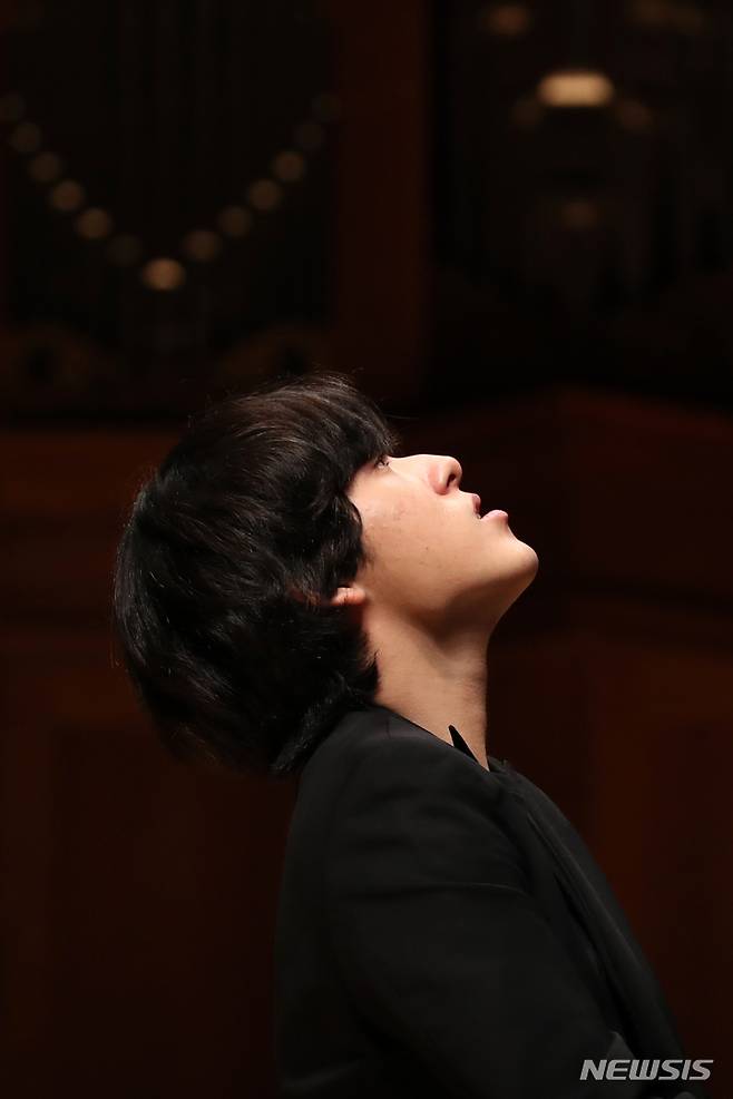 [서울=뉴시스] 박진희 기자 = 피아니스트 임윤찬이 30일 서울 서초구 한예종 서초동캠퍼스 이강숙홀에서 기자간담회에 앞서 연주를 하고 있다. 임윤찬은 지난 18일 미국 반 클라이번 국제 피아노 콩쿠르에서 역사상 최연소로 우승했다. 2022.06.30. pak7130@newsis.com