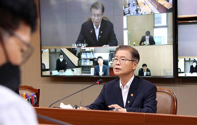 [서울=뉴시스] 이정식(왼쪽 두번째) 고용노동부 장관이 30일 오후 서울 중구 서울고용노동청 회의실에서 열린 노동동향 점검 주요 기관장 회의에서 발언을 하고 있다. (사진=고용노동부 제공) 2022.06.30. photo@newsis.com *재판매 및 DB 금지