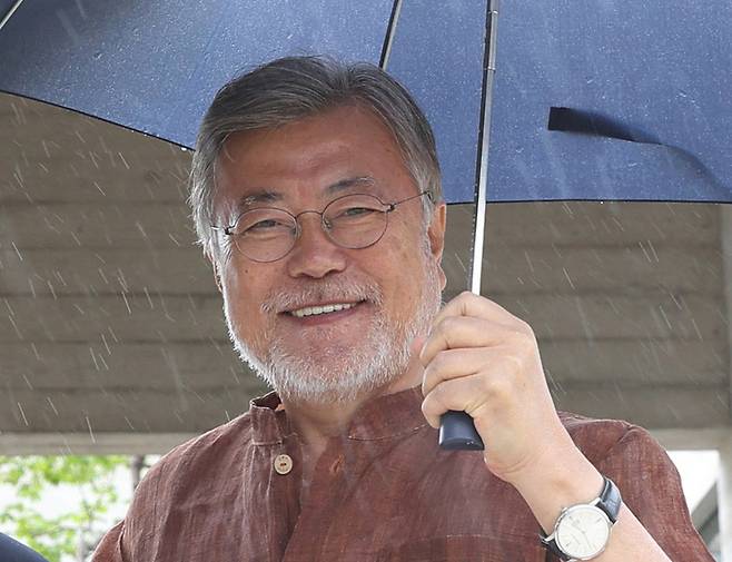 [서울=뉴시스] 전진환 기자 = 김동연 경기도지사 당선인이 14일 경남 양산 평산마을을 찾아 문재인 전 대통령과 기념촬영을 하고 있다. (사진=경기도지사 인수위 제공) 2022.06.30.  photo@newsis.com *재판매 및 DB 금지